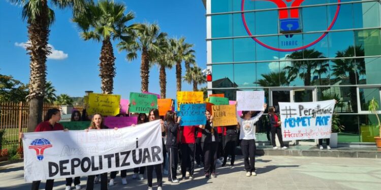 Qeveria mbylli kolegjin turk, nxënësit dalin në protestë: Shkollën s’mund të na e merrni, anuloni vendimin