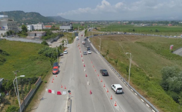 Dy vëllezërve me motor u preu rrugën një automjet, si ndodhi rrëmbimi në autostradën Tiranë-Durrës