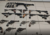 FOTO/ Policia greke sekuestron arsenal armësh në zonën pranë kufirit greko-shqiptar, 14 persona në pranga