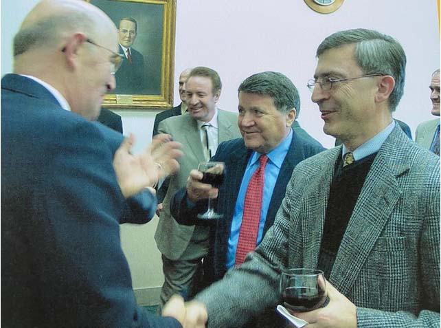 Në një nga aktivitetet tona të përbashkëta me Z. Ekrem Bardha, në Kongresin Amerikan, në fillim të viteve 1990-ta duke u përshëndetur me ish-Ambasadorin amerikan në Shqipëri, Z. Ëilliam Ryerson  