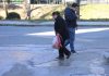 FOTOT/ “Ngrin” Tirana, qytetarët lëvizin në vështirësi në rrugët me akull, disa kërkojnë ndihmë