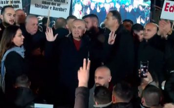 “Rama i kapur në flagrancë duke kryer akte kundër pluralizmit”/ Meta në protestë: Parlamenti nuk është më i qytetarëve, u kthye në zyrë noteriale të kryeministrit