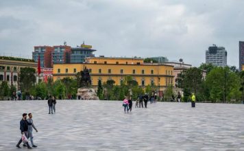 Tre mujori, pagat rënie vjetore në TIK, banka dhe argëtim, rritja minimale për të tjerët