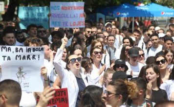 Studentët e mjekësisë: Qeveria e turpit! Do të bojkotojmë vitin akademik