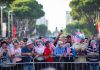 Qytetarë të Tiranës gjatë pritjes për presidentin Klinton. Foto:Nensi Bogdani, BIRN