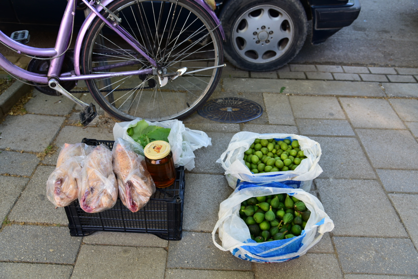 Një ambulant udhëton nga Ndroqi në Tiranë për të shitur pula fshati dhe produkte të tjera. Foto: Nensi Bogdani.