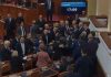 VIDEO/ Përplasja fizike mes deputetëve, ja momentet e tensionit në Kuvend