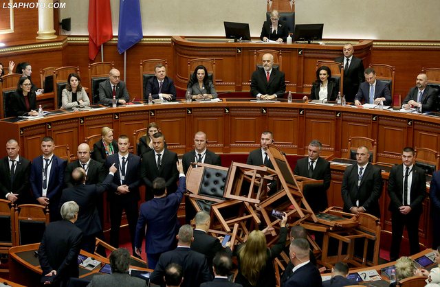 -640-0-parlament-301