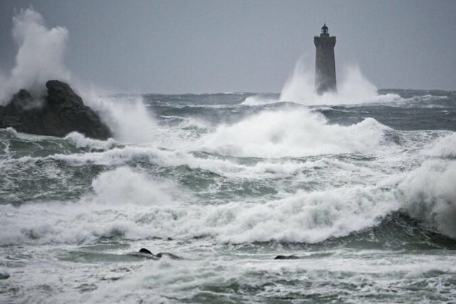 -640-0-storm-ciaran-france-110223-675x450-562