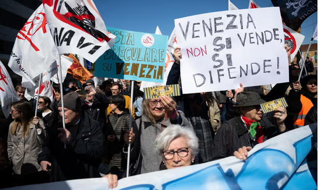 Banorët e Venecias protestojnë ndaj taksës së re të hyrjes për vizitorët: Po kthejnë qytetin në park zbavitjeje (fotot)