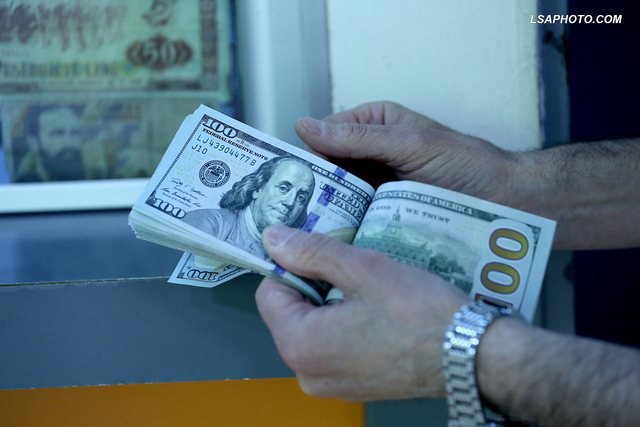 Këmbimi valutor/ Me sa blihen e shiten dollari dhe euro, çfarë ndodh me monedhat e tjera