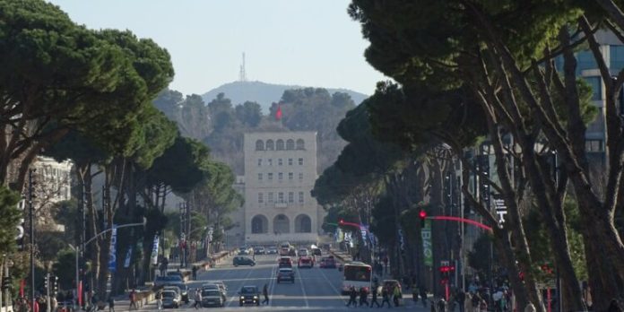 Tirana-bulevard-trafik-makina-popullsi-Foto-Monitor-scaled-1-750x375