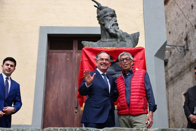 Presidenti Begaj në Kalabri  vizitë edhe në qytetin ku ndodhet busti i Skënderbeut  Po te jemi bashkë  asgjë nuk na thyen 
