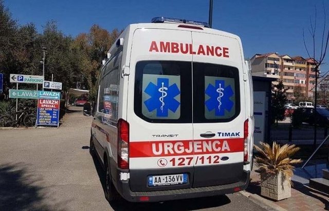 Aksident në aksin Pogradec-Qafë Thanë, makina përplas gruan që po kalonte rrugën, përfundon në spital