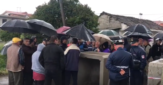 Tregtarët e Belshit dalin në mes të shiut në protestë, kundërshtojnë zhvendosjen e tregut jashtë qytetit