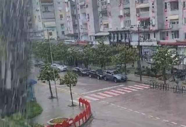 Reshje të dendura shiu dhe breshër në Elbasan
