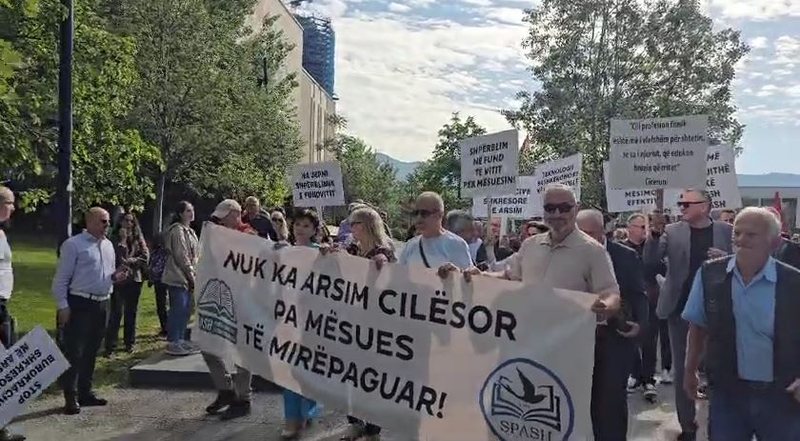 Mësuesit protestojnë për 1 Majin, marshojnë te Ministria e Arsimit: S’ka arsim cilësor pa paga dinjitoze