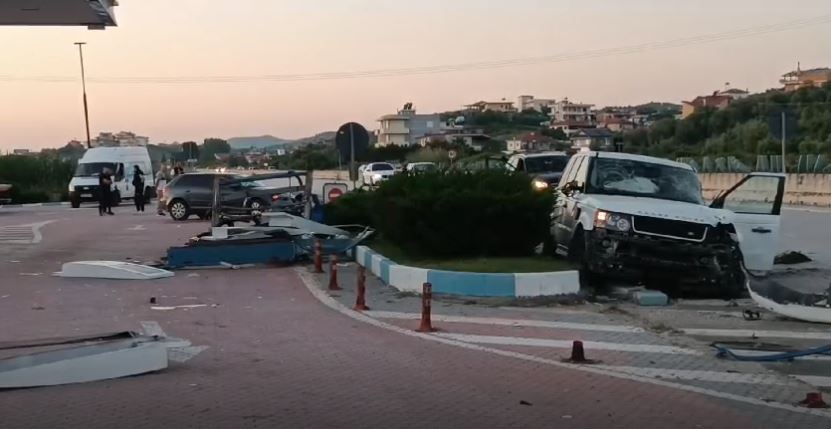 Aksident i 3-fishtë në Rrogozhinë-Lushnje, makinat përfundojnë brenda karburantit