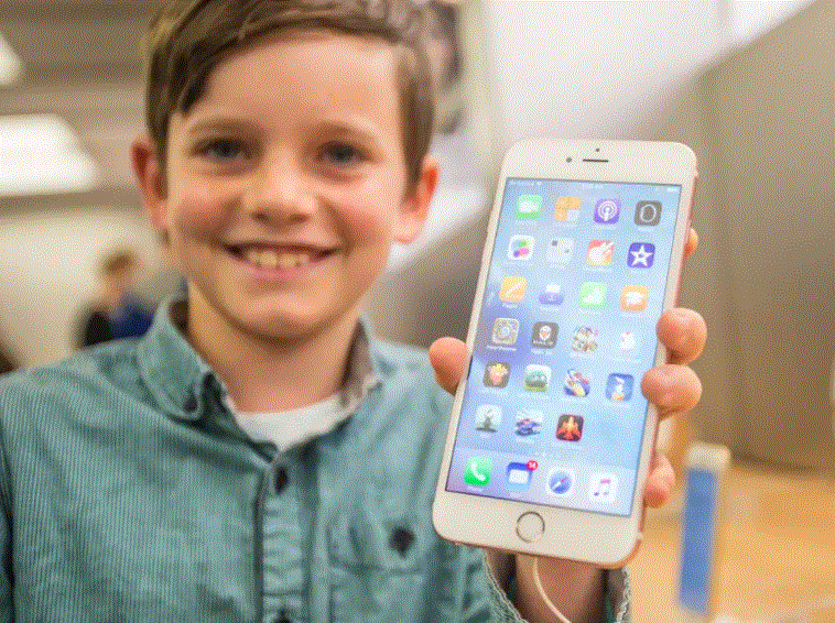 Francë/ Ekspertët thonë se fëmijët nën 13 vjeç nuk duhet të përdorin telefona inteligjentë