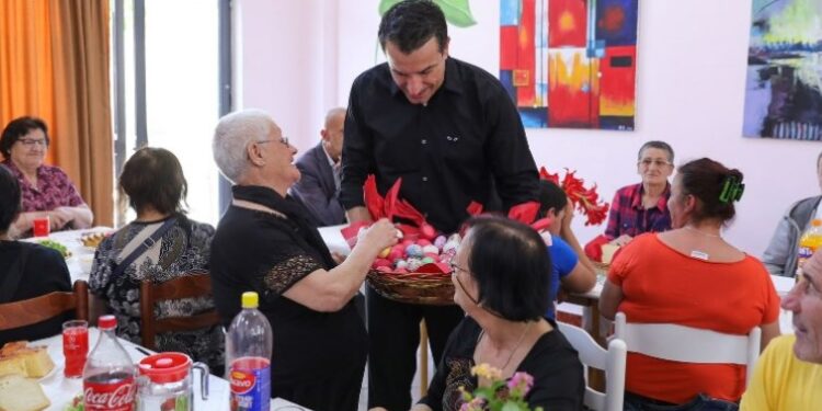 Veliaj shërben drekën e Pashkës në qendrën sociale në Shkozë: Qyteti ka vend për të gjithë! Të ecim përpara me projektet e mira për Tiranën”