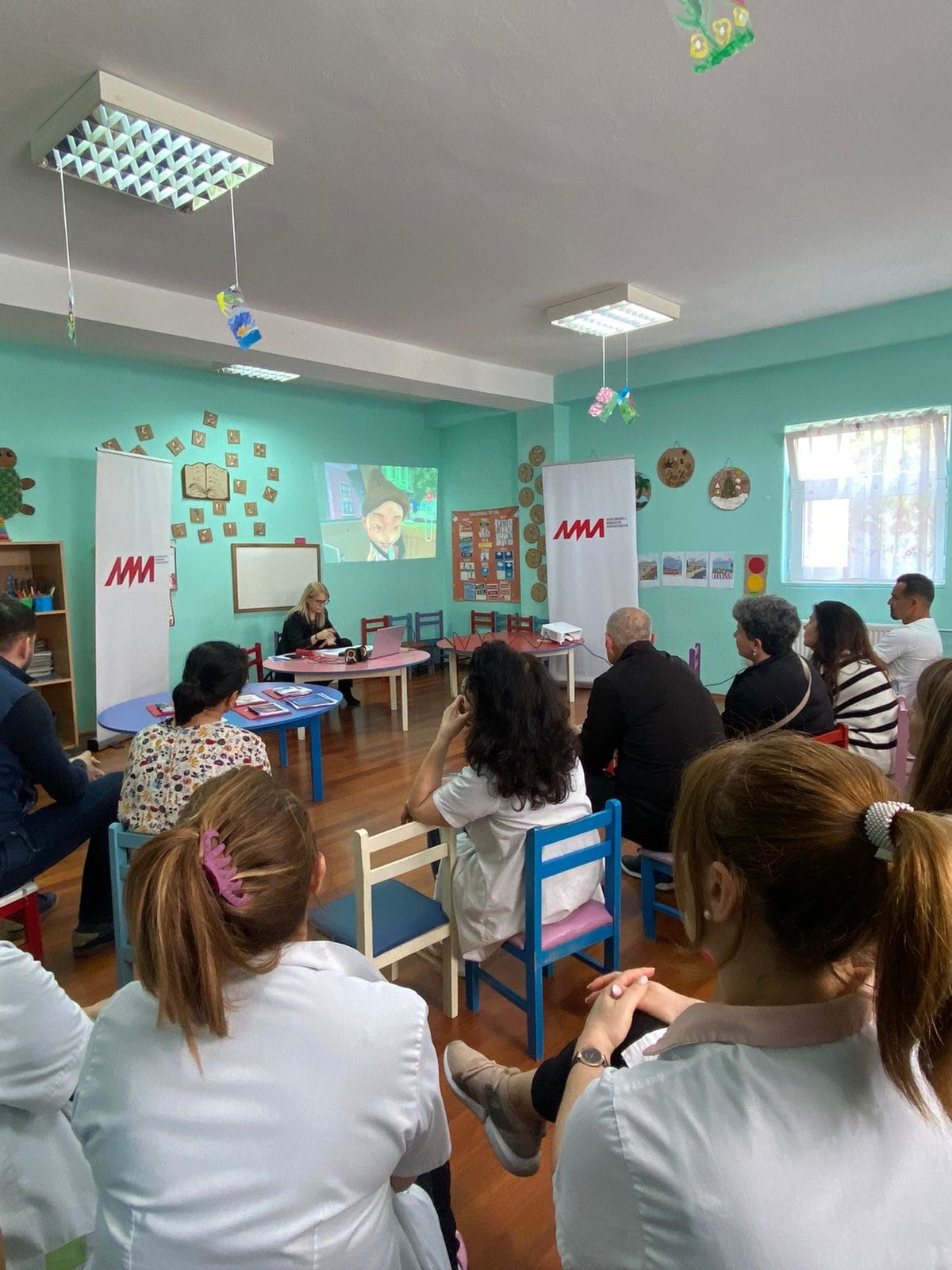 AMA nis fushatën e Edukimit Mediatik me prindër dhe edukatoret e kopshteve të Tiranës. Ndalesa e parë në kopshtin, “Duarartët”