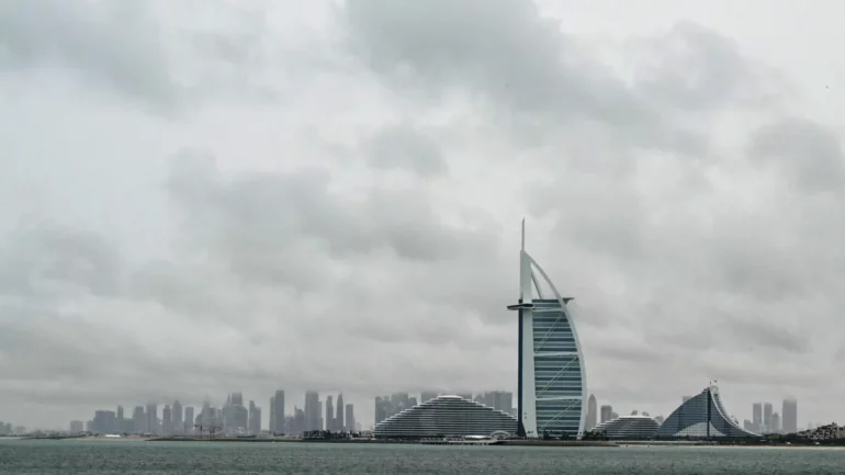 Emiratet preken sërish nga shira të dendur, anulohen fluturimet nga Dubai