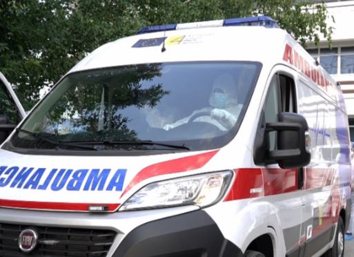 Aksident në autostradën Durrës-Tiranë, autobusi përplaset me bordurën anësore, përfundon në spital një pasagjer