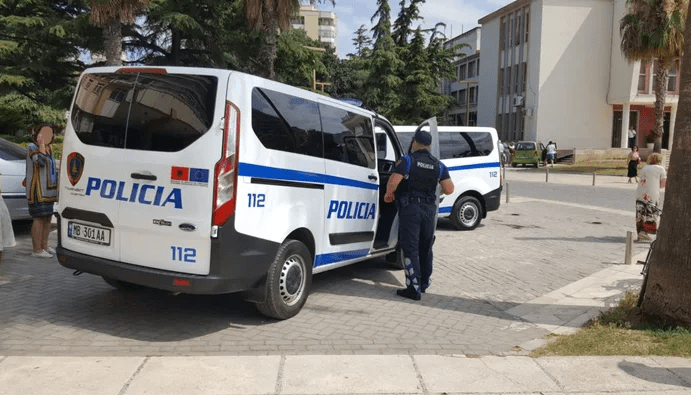 40-vjeçari i dehur në timon përplas 2 automjete në Lushnje/ Peqin i arrestuari thyen masën e sigurisë