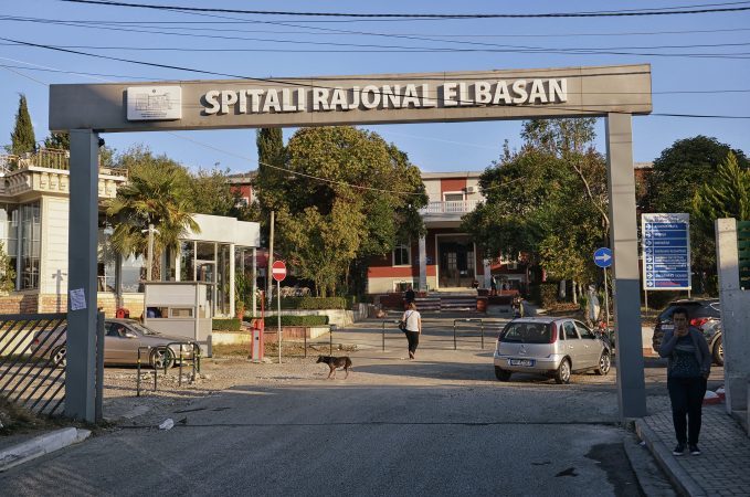 Fotoksinë, pesticide e mbidozë ilaçesh, 3 persona përfundojnë në spitalin e Elbasanit brenda pak orëve