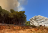 Flakët shumë pranë apartamenteve, përkeqësohet situata me zjarret në Shëngjin