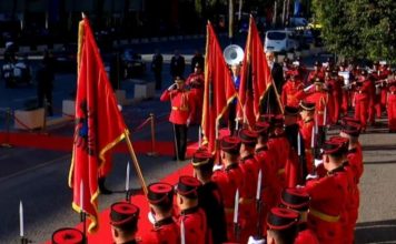 Presidentja e KE mbërrin në Tiranë, pritet me ceremoni zyrtare nga Rama