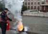 Shënohet akti i parë i mosbindjes civile, i vihet flaka një gome përballë Presidencës