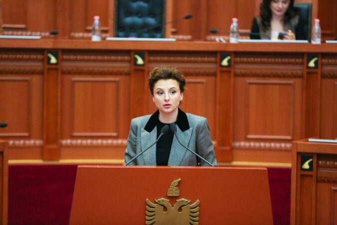 Nafta 200 lekë litër  Xhixho  60  e çmimit janë taksa  120 lekë shkojnë për shtetin