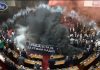 LAJMI I FUNDIT/ Tym e flakë në parlamentin e Serbisë, sherr i madh në sallë mes deputetëve (VIDEO)