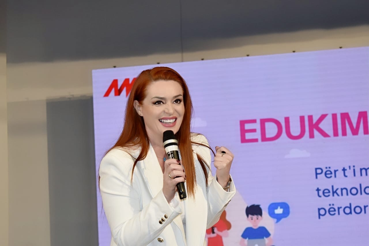 AMA vazhdon fushatën e Edukimit Mediatik  Kryetarja Krasniqi përballë 200 gjimnazistëve të Durrësit  Kujdes nga rreziqet e botës virutale 