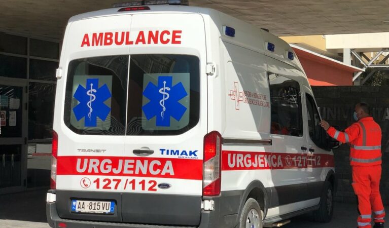 Fier  Po saldonte portën e një banese  por ra nga lartësia  humb jetën 68 vjeçari
