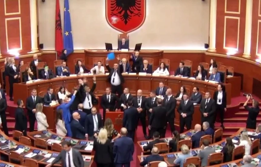 Kuvendi votoi sot qeverinë e re  PD kërkon anulimin e seancës që zgjati vetëm 25 minuta  U shkel Kushtetuta dhe Rregullorja e Parlamentit
