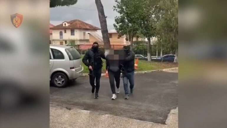 Në kërkim ndërkombëtar për trafik droge  arrestohet në Fier 43 vjeçari me dy identitete  pritet ekstradimi drejt Italisë