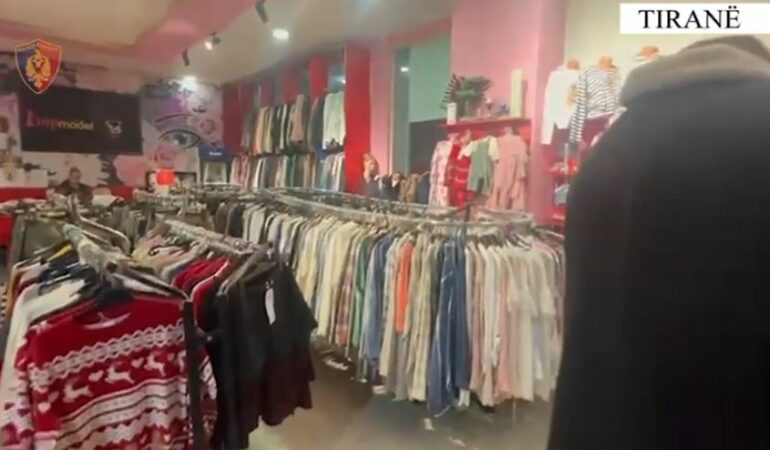 Shiste veshje kontrabandë nga Greqia  arrestohet 49 vjeçarja në Yzberisht