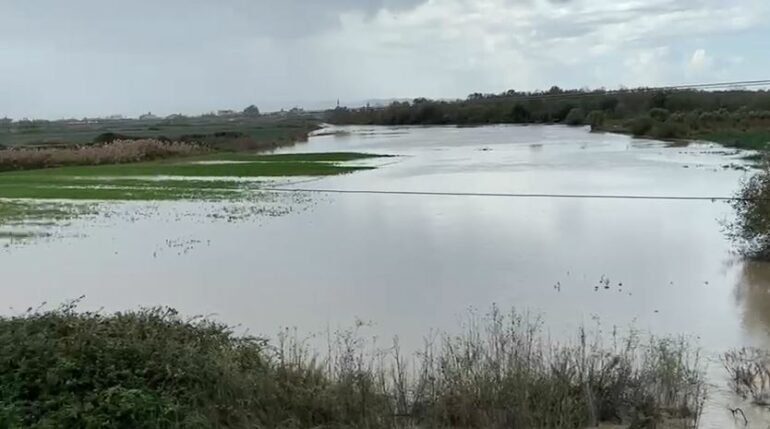 Shkumbini del nga shtrati brenda argjinaturës  rrezik për tokat e Çermë Shkumbinit  Ja dëmet që janë shkaktuar