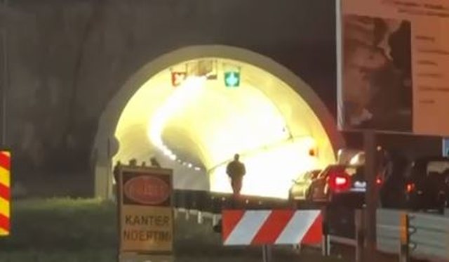 Merr flakë makina brenda tunelit në rrugën Kardhiq Delvinë  bllokohet qarkullimi