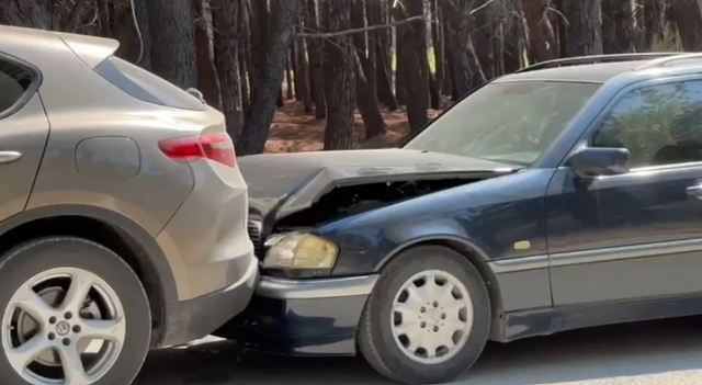 Aksidenti  E dehur tapë në timon  përplasi dy makina të parkuara  arrestohet 43 vjeçarja në Tiranë