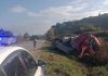 Aksident në aksin Lushnjë–Berat, kamioni del nga rruga dhe përmbyset në kanal, plagoset rëndë drejtuesi