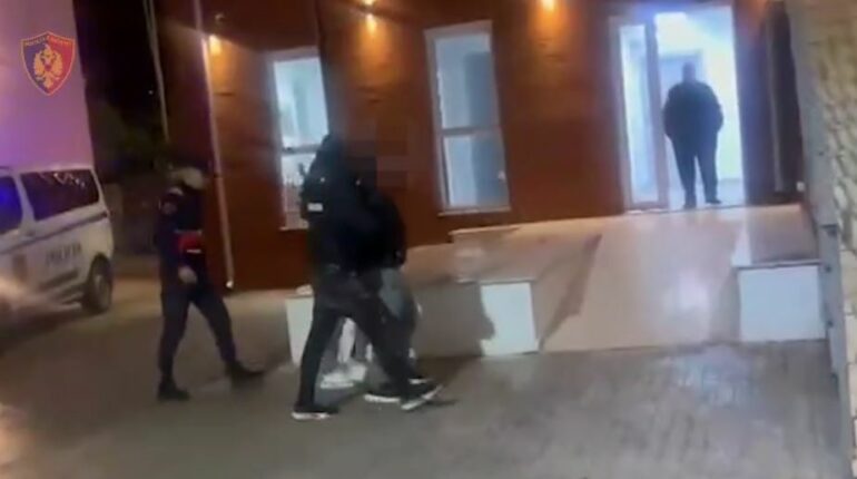 Armë  municion luftarak dhe kanabis  Kishte përshtatur lokalin për shpërndarjen e lëndëve narkotike  41 vjeçari në Kuçovë