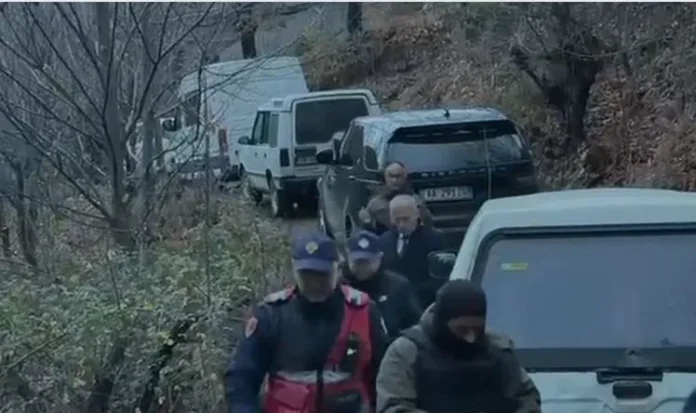 Orosh/ Dorëzohen dy personat që kërcënonin se do qëllonin mbi policinë e RENEA-n | Gazeta Telegraf