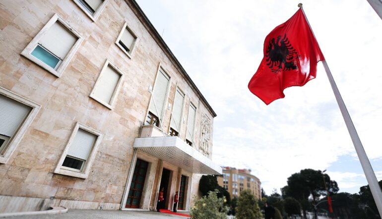 Vendimi  Qeveria miraton rritjen e pagave për zjarrfikësit nga 2 5  sipas gradave