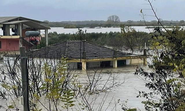 ALARM në Fier  Rriten prurjet e lumit Vjosa  rrezikohen nga përmbytja disa fshatra 