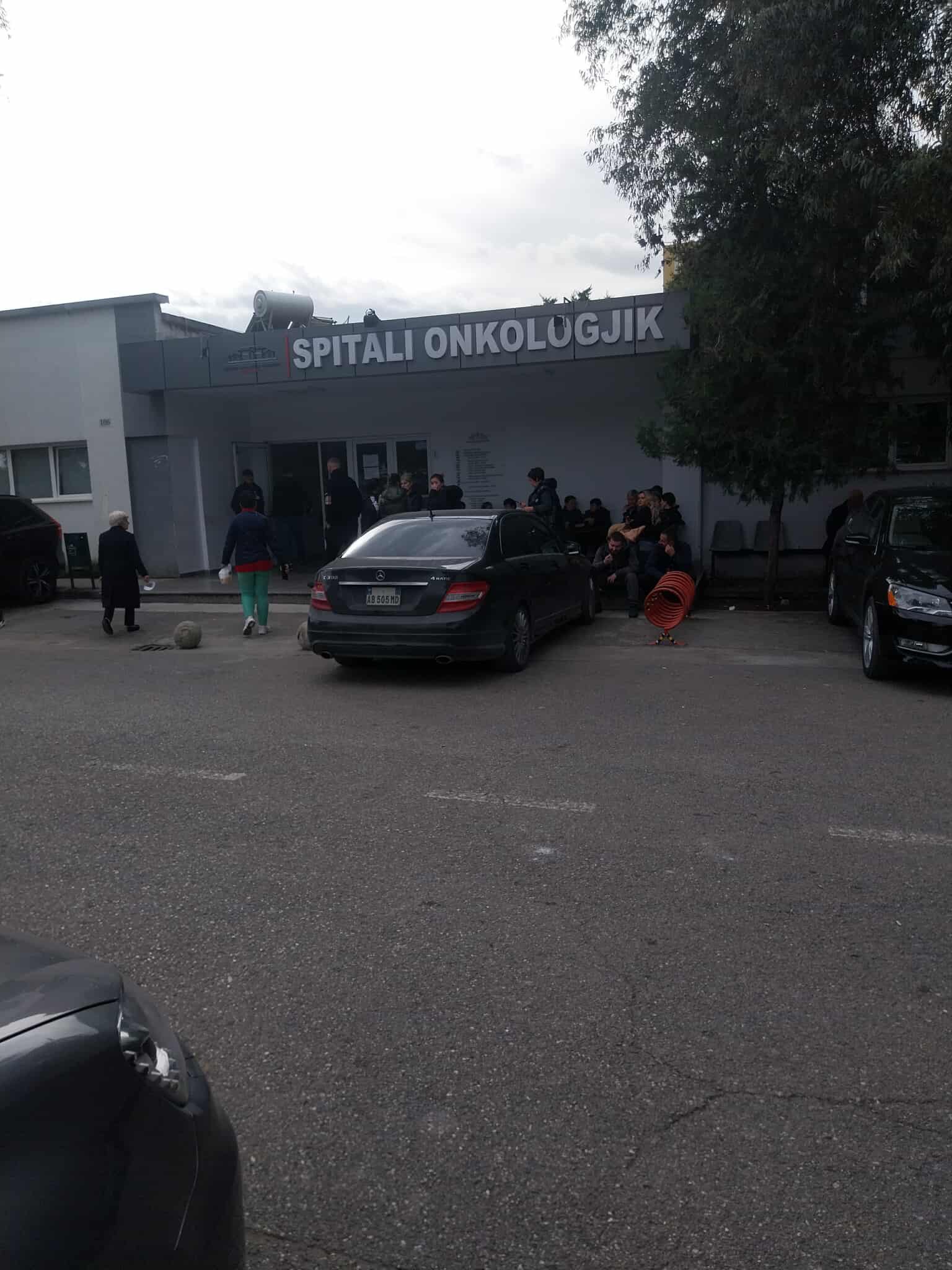 Onkologjiku në kaos  Ilaçe të shumta mungojnë  pacientët me kancer presin dyerve të spitalit