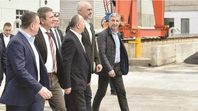 Pasi përpinë miliardat e energjisë  Agron Shapllo dhe Serafin Orgocka helmuan Elbasanin dhe policia nuk i gjen dot