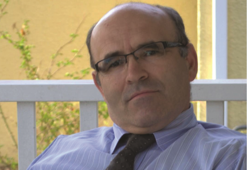 Suplementi Pena Shqiptare Shefqet Meko  Duke sjellë nëpër duar librin me poezi Ujëvarat e mallit  të Fuat Memellit